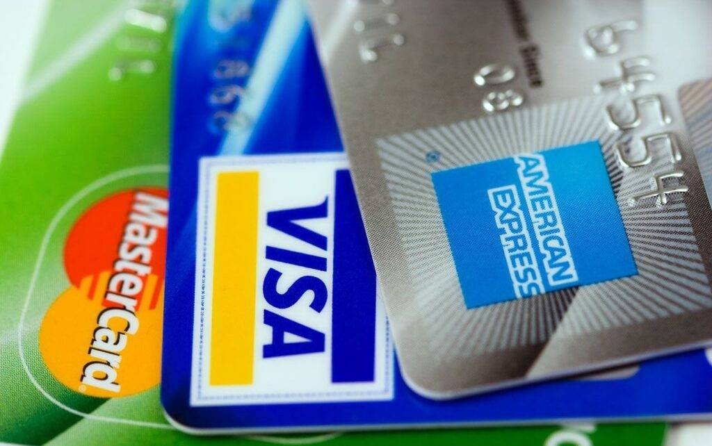 Close-up of various credit cards, representing options for choosing the ideal student credit card