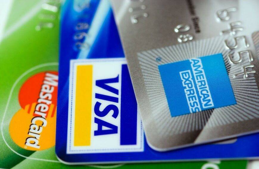 Close-up of various credit cards, representing options for choosing the ideal student credit card