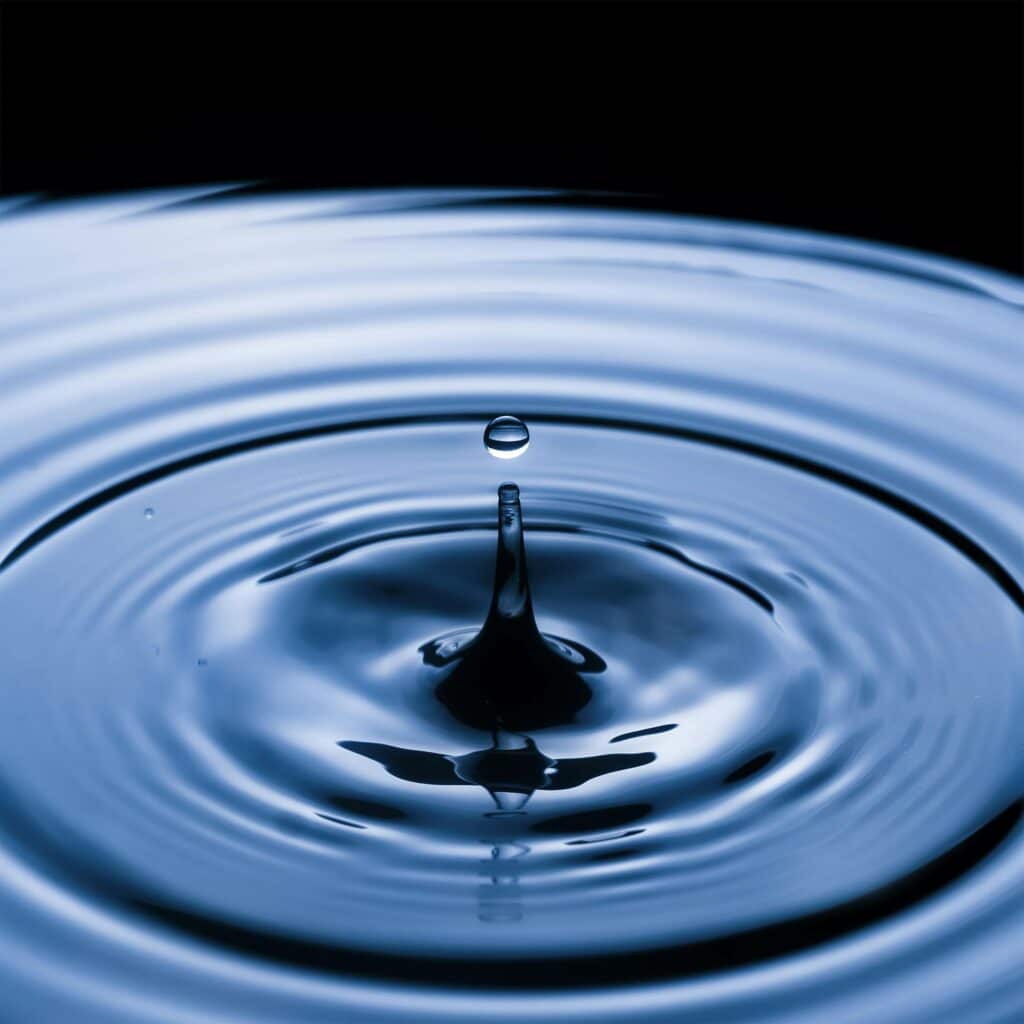 A droplet of water creating ripples, symbolizing the ripple effects and impacts of filing for bankruptcy in the UK