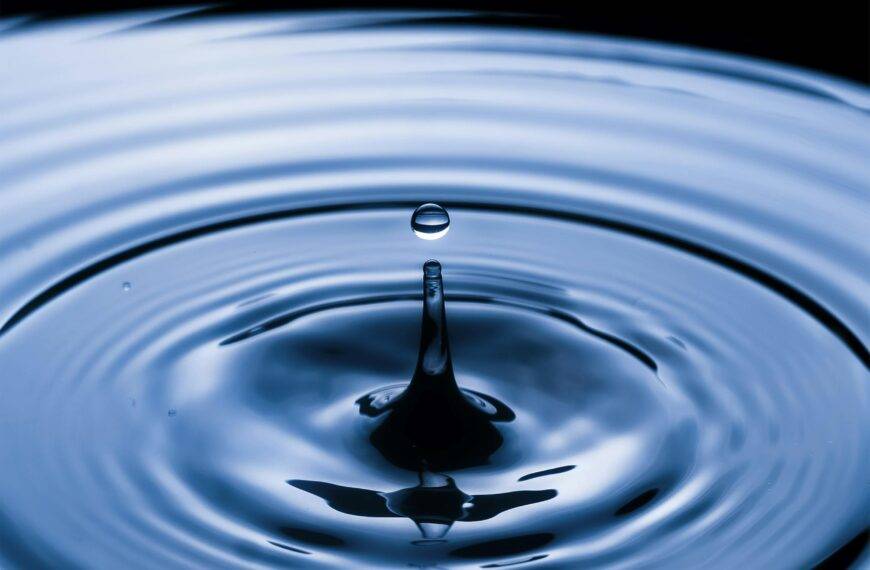 A droplet of water creating ripples, symbolizing the ripple effects and impacts of filing for bankruptcy in the UK