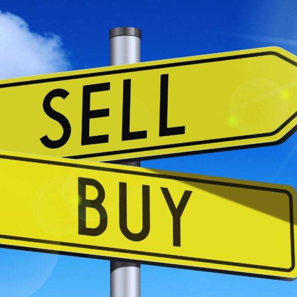 Signpost showing "Sell" and "Buy" directions, symbolizing dropshipping strategies